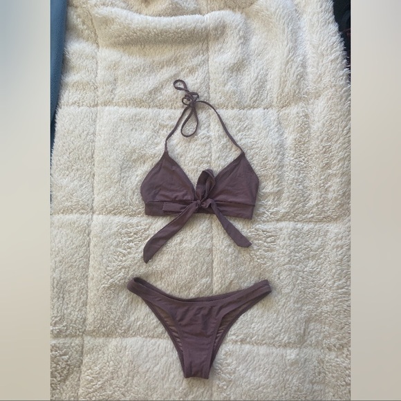 Bikini - Picture 1 of 2